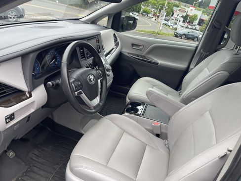 Certified 2020 Toyota Sienna XLE FWD image 9