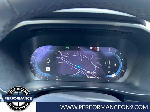 Used 2025 Volvo XC40 B5 Plus image 22