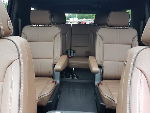 Used 2026 Chevrolet Suburban High Country RWD image 32
