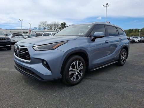 Used 2024 Toyota Highlander XLE FWD image 3