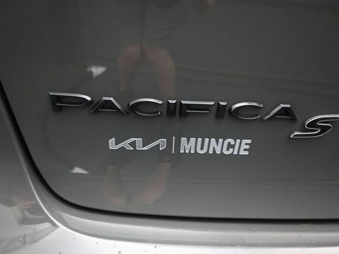 Used 2020 Chrysler Pacifica Touring w/ Advanced Safetytec Group FWD image 10