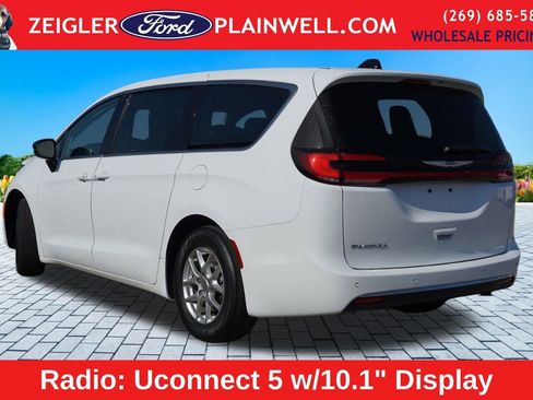 Used 2024 Chrysler Pacifica Touring-L FWD image 3