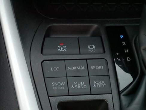 Used 2025 Toyota RAV4 XLE AWD/4WD image 28