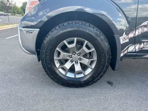 Used 2014 Nissan Frontier SL w/ SL Moonroof Package AWD/4WD image 13