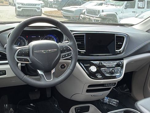 Used 2024 Chrysler Pacifica Touring-L image 24