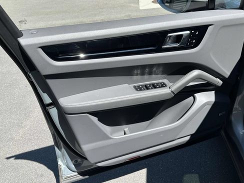 Used 2020 Porsche Cayenne AWD/4WD image 18