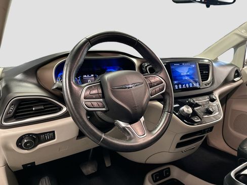 Used 2017 Chrysler Pacifica Touring-L FWD image 10
