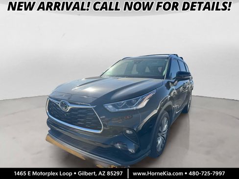 Used 2020 Toyota Highlander Platinum FWD image 1