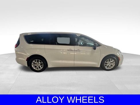 Used 2024 Chrysler Pacifica Touring-L image 3