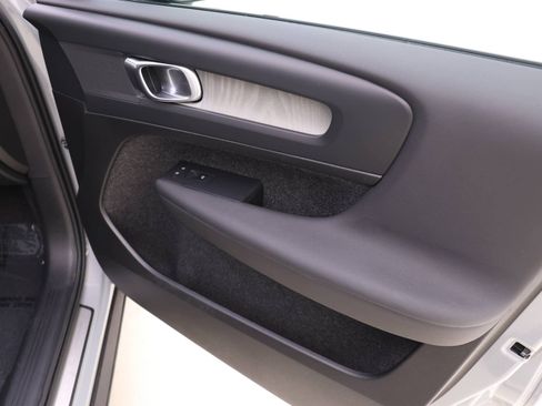 Certified 2025 Volvo XC40 B5 Plus w/ Protection Package Premier image 23