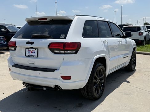 Used 2018 Jeep Grand Cherokee Altitude RWD image 5