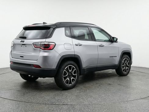 Used 2025 Jeep Compass Trailhawk AWD/4WD image 9
