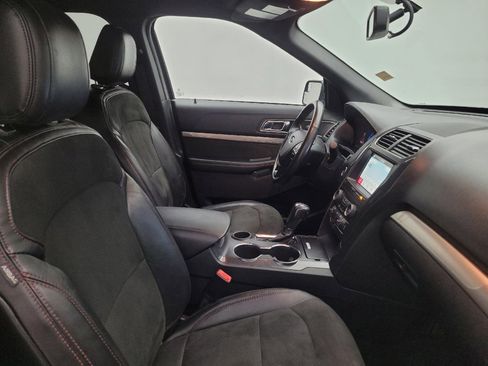 Used 2018 Ford Explorer XLT w/ Equipment Group 202A FWD image 21