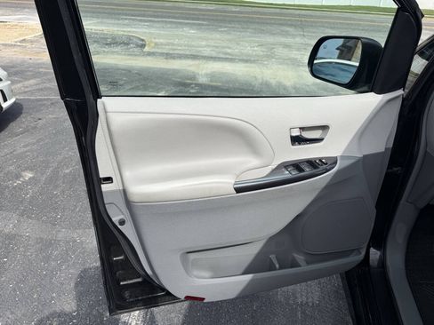 Used 2013 Toyota Sienna SE FWD image 17