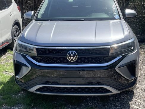 Used 2023 Volkswagen Taos SE image 2