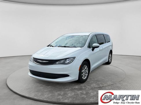 Used 2022 Chrysler Voyager LX FWD image 1