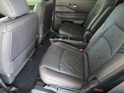 New 2026 Nissan Pathfinder Platinum image 10