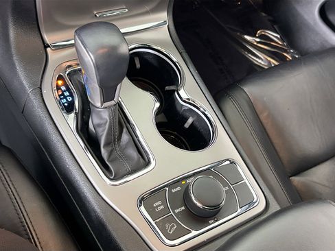 Used 2022 Jeep Grand Cherokee Limited image 17