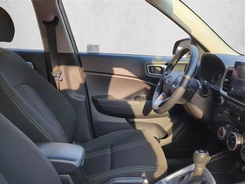 Used 2024 Hyundai Venue SEL image 23