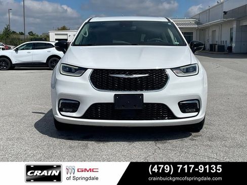 Used 2024 Chrysler Pacifica Touring-L FWD image 2