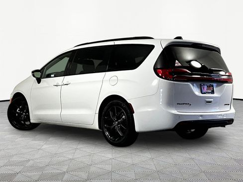 Used 2025 Chrysler Pacifica Limited FWD image 4