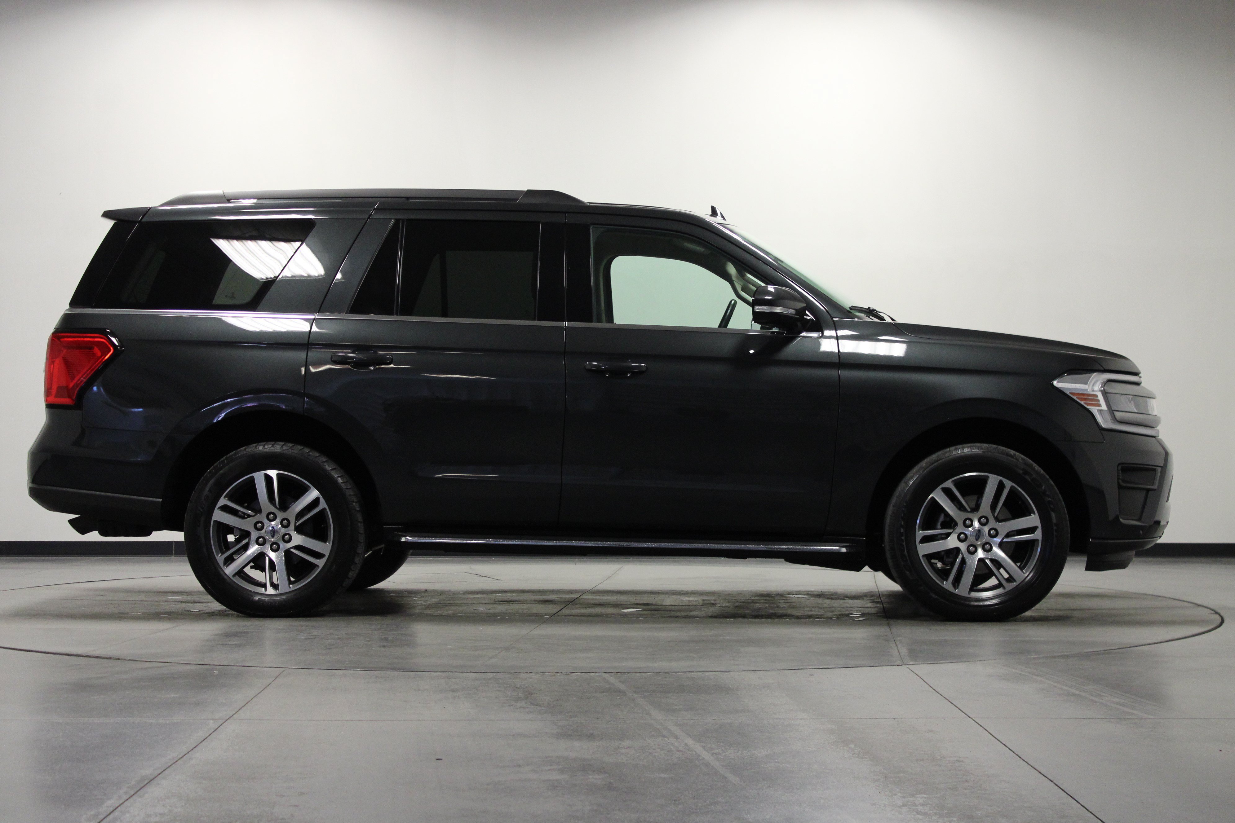 Used 2023 Ford Expedition XLT AWD/4WD image 3