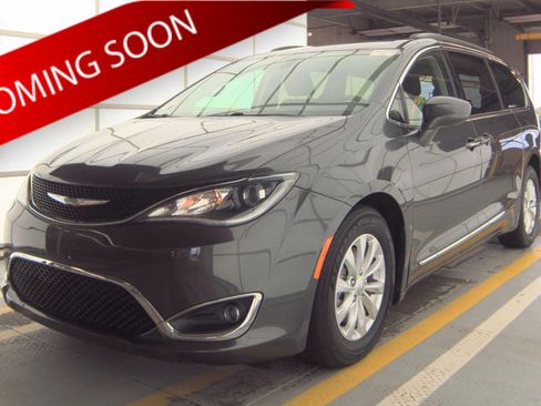 Used 2017 Chrysler Pacifica Touring-L FWD image 1