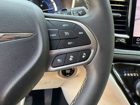 Used 2024 Chrysler Pacifica Touring-L FWD image 15