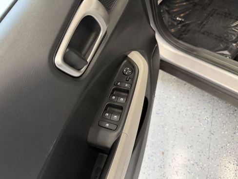 Used 2025 Hyundai Venue SEL FWD image 14