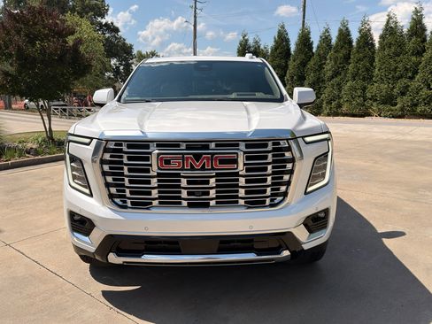 Used 2025 GMC Yukon Denali w/ Sun & Power Step Package AWD/4WD image 8