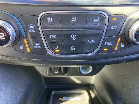 Used 2022 Chevrolet Traverse LT image 25