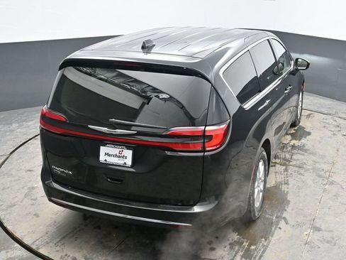 Used 2023 Chrysler Pacifica Touring-L image 34