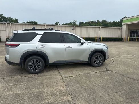 Used 2024 Nissan Pathfinder SV w/ SV Premium Package FWD image 12