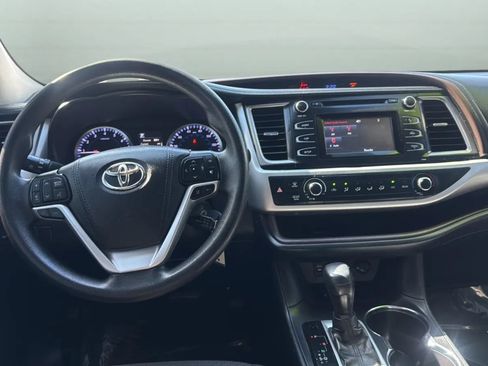 Used 2019 Toyota Highlander LE FWD image 9