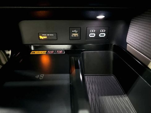 Used 2025 Toyota Camry SE FWD image 33
