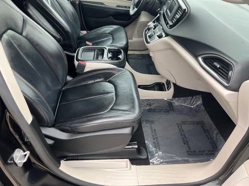 Used 2017 Chrysler Pacifica Touring-L image 26