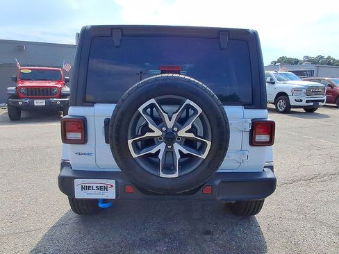 Used 2024 Jeep Wrangler Unlimited w/ Convenience Group AWD/4WD image 29