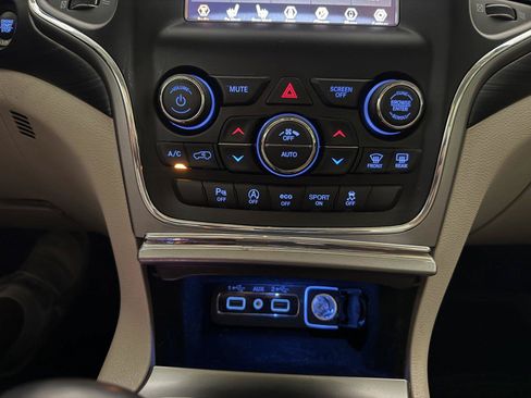 Used 2019 Jeep Grand Cherokee Laredo AWD/4WD image 18