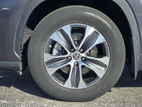 Used 2023 Toyota Highlander XLE image 9