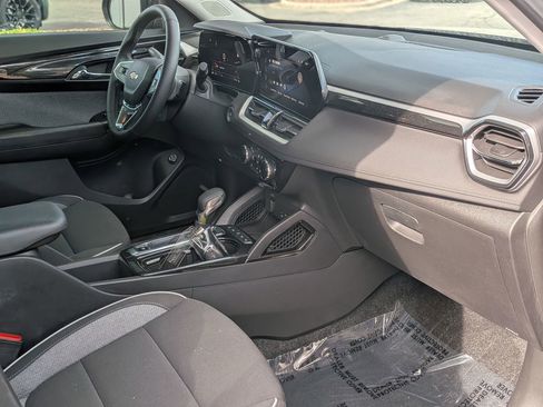Certified 2025 Chevrolet TrailBlazer LT w/ Convenience Package FWD image 22