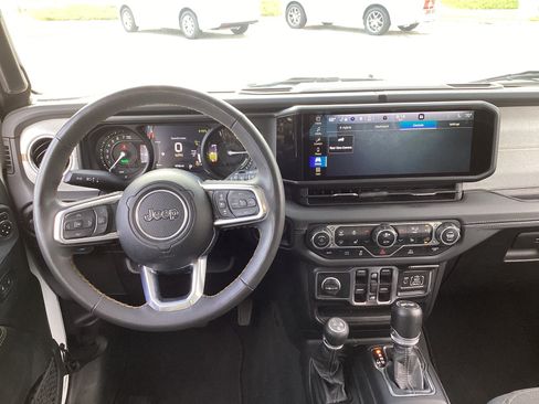 Used 2024 Jeep Wrangler Unlimited Sahara AWD/4WD image 15