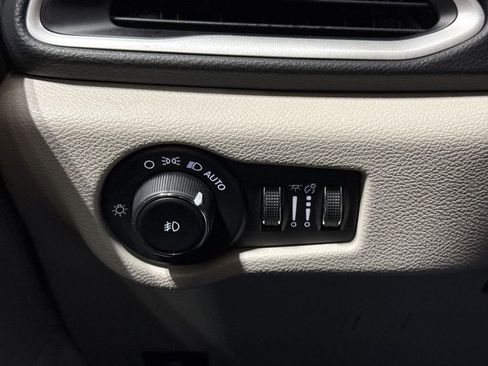 Used 2023 Chrysler Pacifica Touring-L image 18