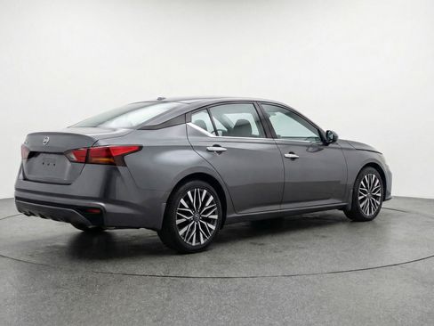 Used 2025 Nissan Altima 2.5 SV image 9