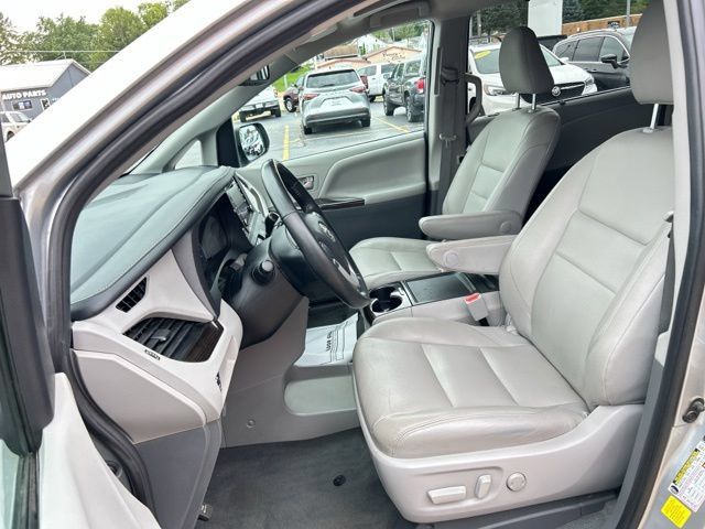 Used 2020 Toyota Sienna XLE FWD image 34