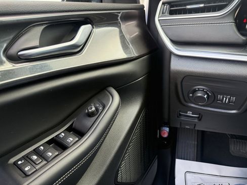 Used 2023 Jeep Grand Cherokee L Laredo image 12