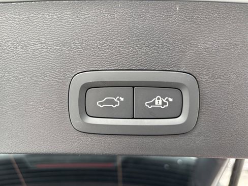 Certified 2025 Volvo XC40 B5 Core image 40