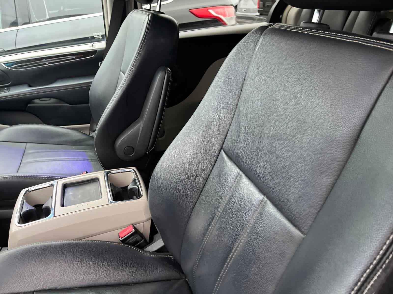 Used 2013 Chrysler Town & Country Touring FWD image 21