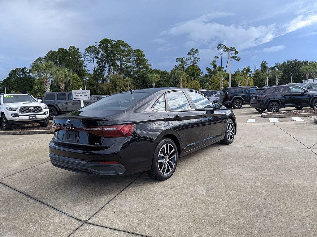 Used 2025 Volkswagen Jetta SE FWD image 3
