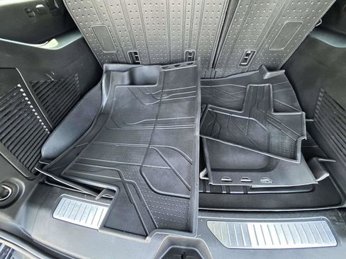 Used 2022 Chevrolet Suburban RST w/ Sport Performance Package image 17