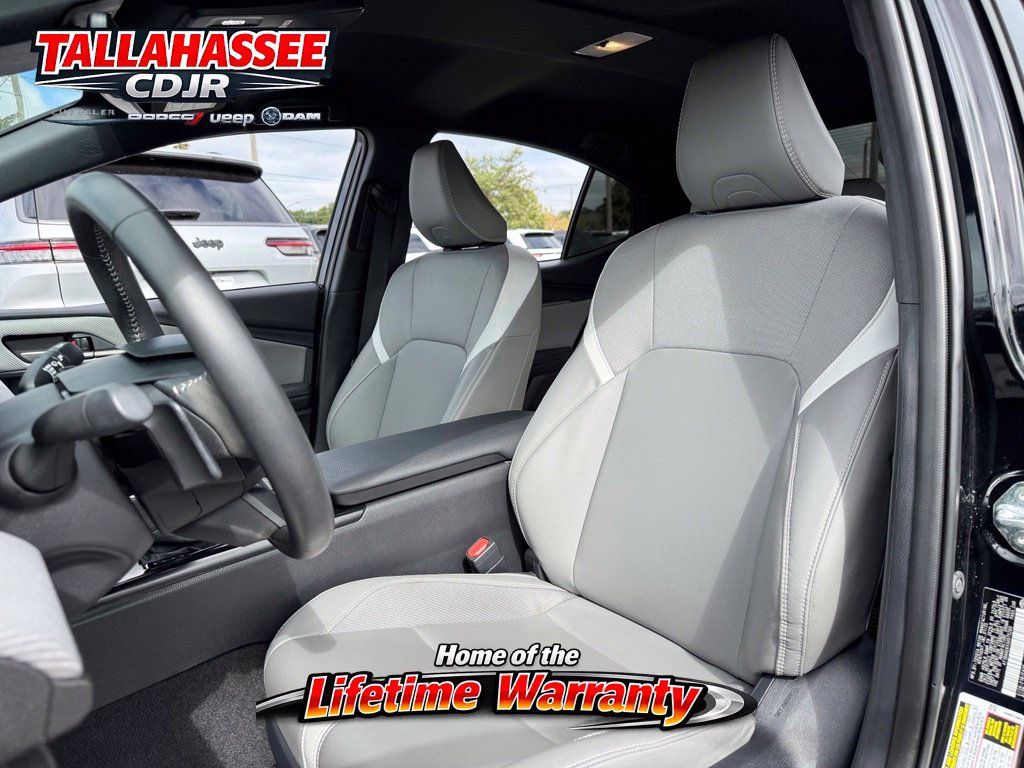 Used 2025 Toyota Camry SE w/ Convenience Package FWD image 16